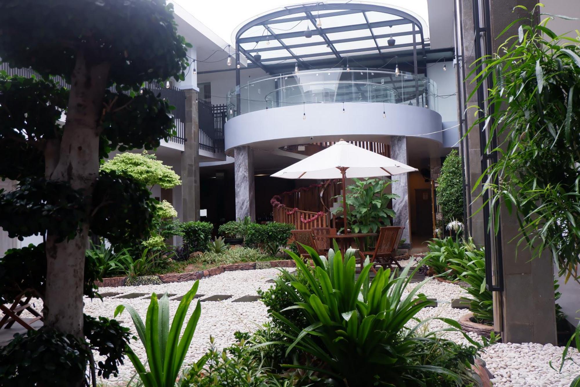 Grand Samota Hotel Sumbawa Buitenkant foto