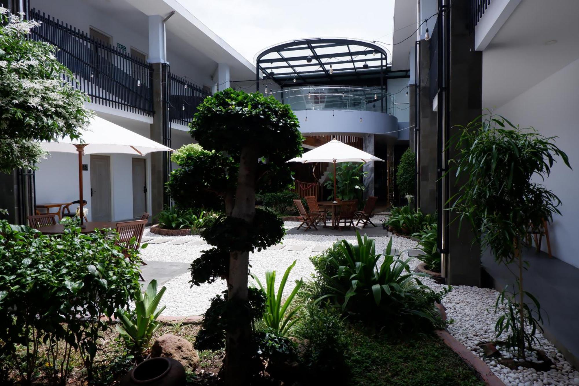 Grand Samota Hotel Sumbawa Buitenkant foto